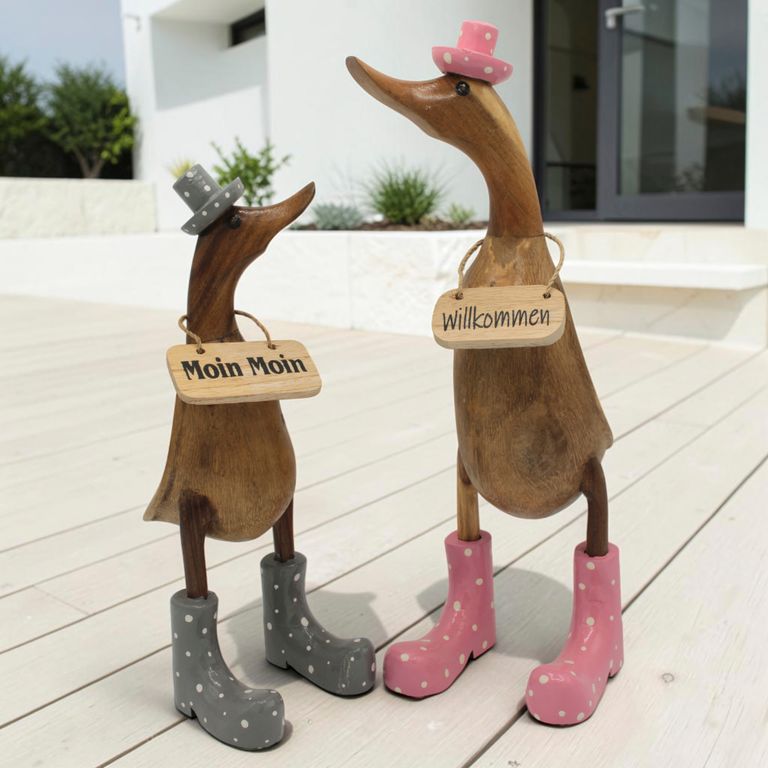 Handgefertigte Enten aus Holz in verschiedenen  Größen mit Stiefeln oder im Badedress